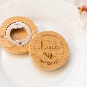 Flaschenöffner aus Bambus. Romantischer Tischkartenöffner aus Holz für die Hochzeit mit Magnet. Geschenk für Eventgäste mit persönlicher Gravur