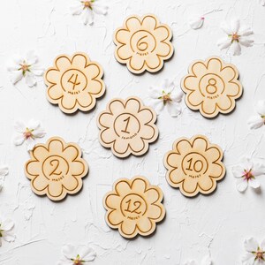 Mois de fleurs de bois d’anniversaire. Cartes de naissance réversibles en forme de marguerite. Coffret cadeau de table nouveau-né