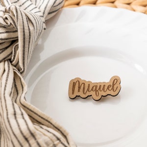 Marcasitios de madera para bodas. Nombre grabado con iman. Pin con tu nombre. Marca sitios eventos. Detalles personalizados para invitados