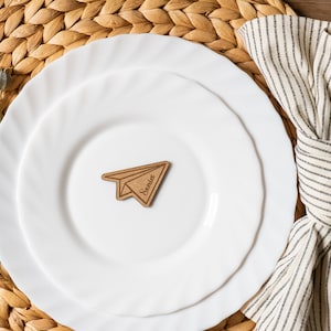 Marca sitios de boda personalizados en forma de avión de papel. Detalles románticos para invitados de eventos. Regalo de evento con imán