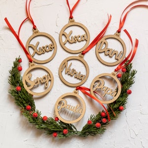 Klassische runde Weihnachtskugel mit personalisiertem Namen. Rundes MDF-Weihnachtsornament mit Namen, Weihnachtsgeschenkanhänger.