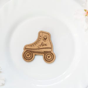 Marcadores de lugar vintage de madeira com um ímã em forma de skate para um casamento boêmio. Encontre seu lugar com o estilo original do skate dos anos 90