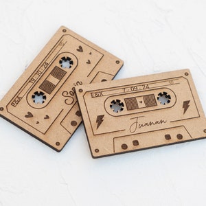 Segnaposto vintage per matrimonio personalizzati a forma di musicassetta con magnete. Evento musicale in stile retrò con tanto Rock&Roll