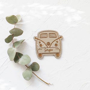 Platzieren Sie Markierungen für Reiseveranstaltungen in Form eines Lieferwagens. Böhmisches Hochzeitsdetail aus Holz. Farbige Caravan-Etiketten mit Magnet und Punkten
