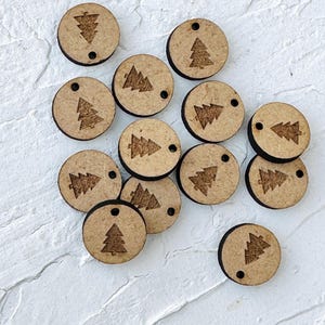 Mini targhette natalizie con albero di Natale inciso. Cerchi per confezionare prodotti natalizi. Dettagli ornamentali da regalare