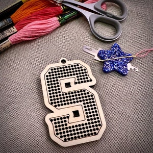 クロスステッチのイニシャルプロジェクトバッグタグ（刺繍、裁縫、ステッチ、針仕事用） | DIY キーチェーンチャーム | ステッチングブランクジッパープル