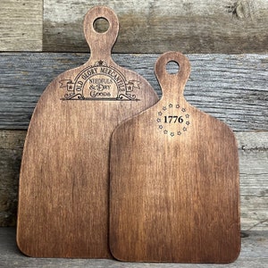 Collectie gegraveerde patriottische snijplanken voor kruissteek- en handwerkafwerkingen