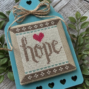 Finishing Tag en Hope-spoel van Crafty Bluebonnet Designs - Kruissteekpatroon en afwerkingsbord | Pakket | Instellen:
