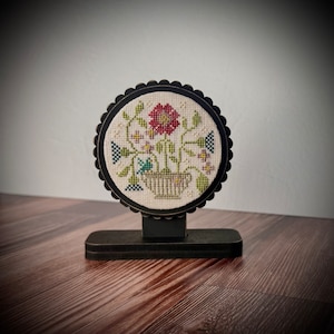 CIRCULAR SCALLOPED STAND -  Cross Stitch, Embroidery, and Needlework Finishing Frame | Board