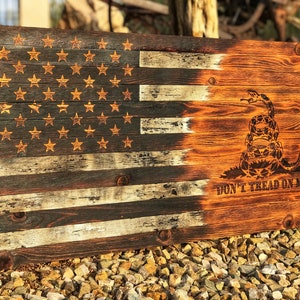 Holzflagge - Kundengerechtes Gadsden Design Rustikaler Patriot-Dekor, vervollkommnen Sie für veteranen und patrotische Geschenke