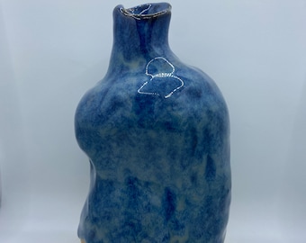 vaso a forma di bocciolo in ceramica blu fatto a mano