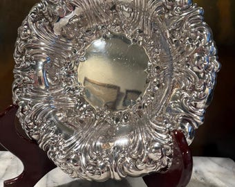 Cuenco para verduras o frutas de plata repujada ornamentada de Gorham Silver Co. / Diseño Versalles / Diámetro de 9,5" / Hueco plateado