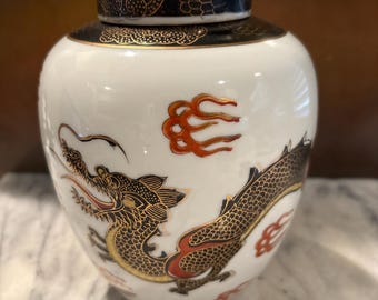 Jarrón de jengibre japonés antiguo con dragón / Urna con tapa de porcelana negra, dorada y roja / Decoración estilo chinoiserie Hollywood Regency / 21,5 cm de alto