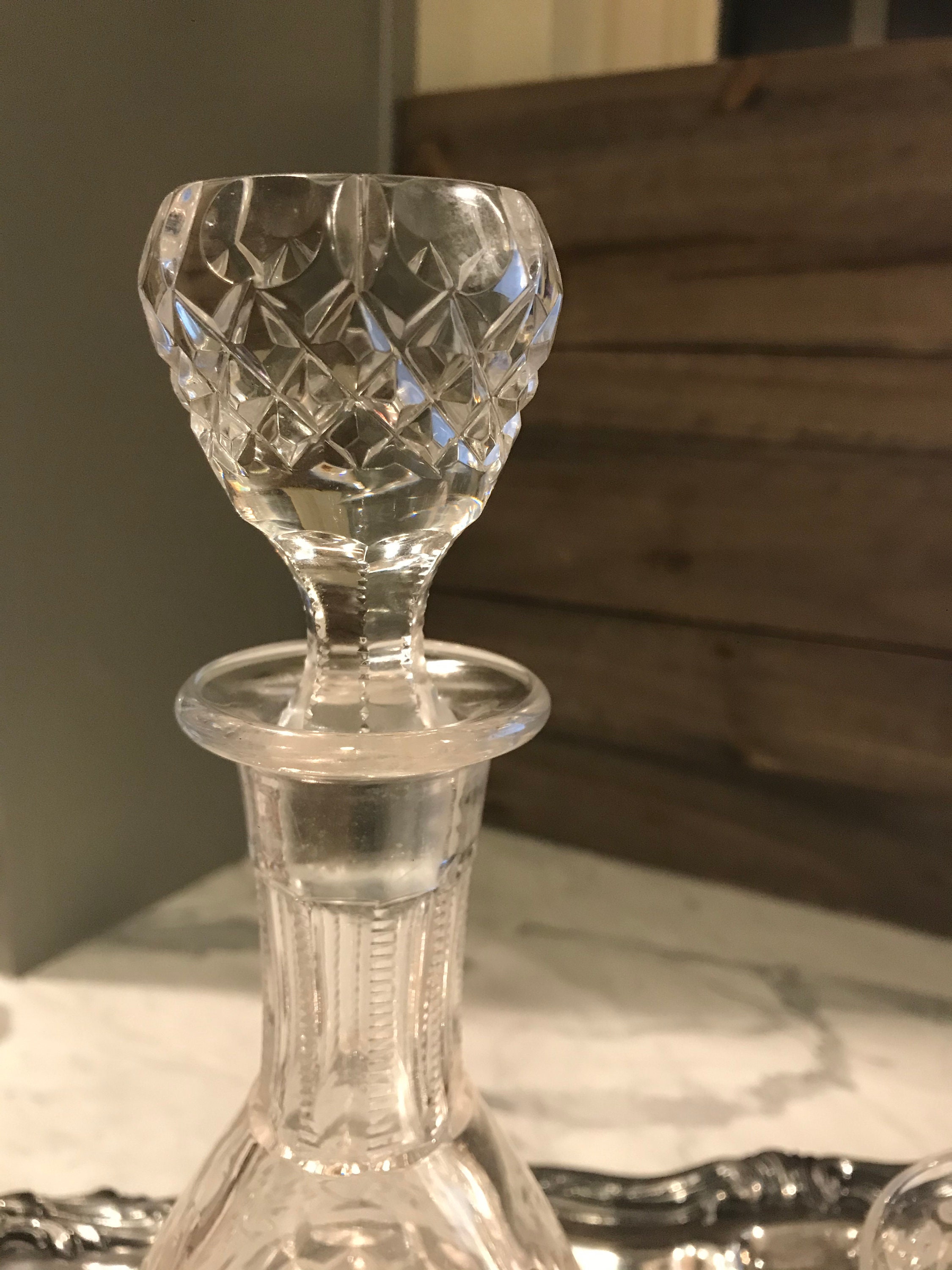 Glass Diamond Shaped Decanter with Gold Reflection and Lid – Classic Touch  Decor