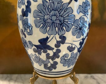 Jarrón chino azul y blanco con soporte de latón / 23 cm de alto / Esmalte brillante / Decoración de chimenea estilo chinoiserie chic / Decoración en azul y blanco