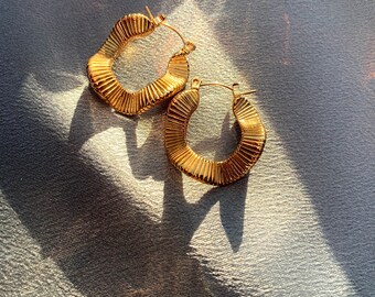 Everyday hoops, classy hoops, sterling silver, gold plated, everyday wear, gold hoops, fashionista.