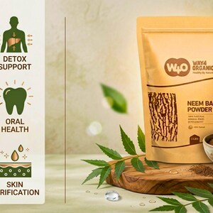 Może przedstawiać: Beżowa torba z proszkiem Way4 Organic Neem Bark Powder leży na drewnianej desce, obok małej miski z proszkiem i drewnianej łyżki. Torba ma wz&oacute;r kory drzewa i napis "Neem Bark Powder". Widoczne są r&oacute;wnież ikony wspierające detoks, zdrowie jamy ustnej i oczyszczanie sk&oacute;ry.
