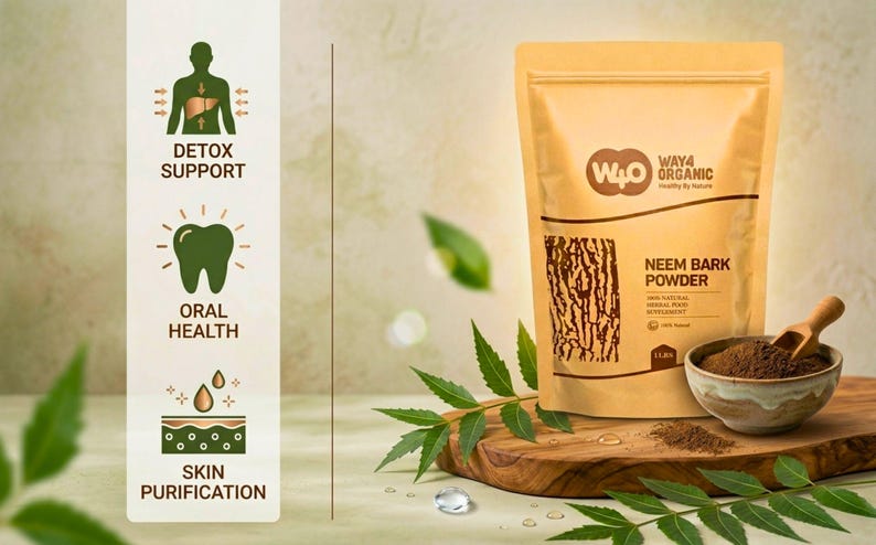 Może przedstawiać: Beżowa torba z proszkiem Way4 Organic Neem Bark Powder leży na drewnianej desce, obok małej miski z proszkiem i drewnianej łyżki. Torba ma wz&oacute;r kory drzewa i napis "Neem Bark Powder". Widoczne są r&oacute;wnież ikony wspierające detoks, zdrowie jamy ustnej i oczyszczanie sk&oacute;ry.