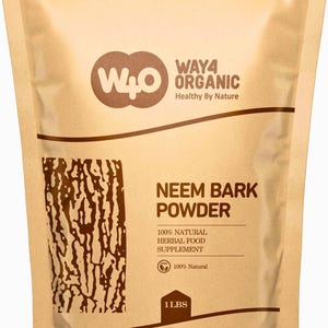 Może przedstawiać: Beżowa torba z proszkiem z kory neem Way4 Organic. Torba zawiera logo marki i napis &bdquo;Healthy By Nature&rdquo;. Torba zawiera 454 gramy proszku i jest oznaczona jako w 100% naturalny ziołowy suplement diety.
