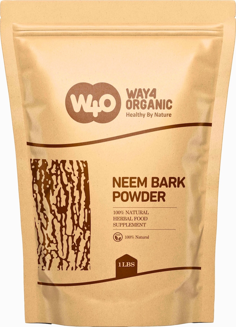 Może przedstawiać: Beżowa torba z proszkiem z kory neem Way4 Organic. Torba zawiera logo marki i napis &bdquo;Healthy By Nature&rdquo;. Torba zawiera 454 gramy proszku i jest oznaczona jako w 100% naturalny ziołowy suplement diety.