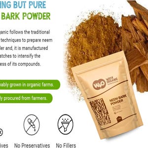 Może przedstawiać: Beżowa torebka Way4Organic Neem Bark Powder obok stosu brązowego proszku i kawałk&oacute;w kory. Na torebce widnieje napis "NEEM BARK POWDER" i "113g". Obraz zawiera r&oacute;wnież tekst "Nothing But Pure" i "No Additives".