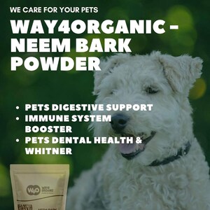Może przedstawiać: Reklama proszku z kory neem Way4Organic dla zwierząt domowych. Obraz przedstawia uśmiechniętego psa i opakowanie produktu. Tekst podkreśla korzyści: wsparcie trawienia, wzmacniacz układu odpornościowego i zdrowie zęb&oacute;w.