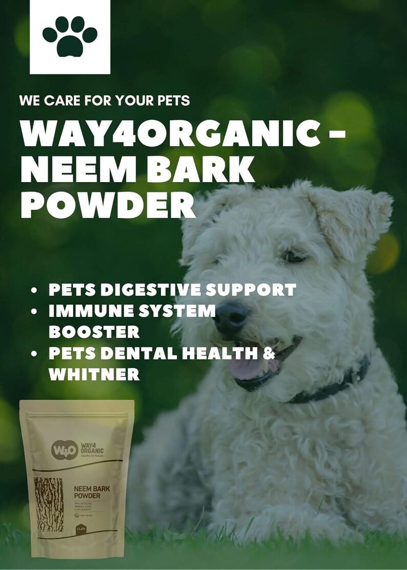 Może przedstawiać: Reklama proszku z kory neem Way4Organic dla zwierząt domowych. Obraz przedstawia uśmiechniętego psa i opakowanie produktu. Tekst podkreśla korzyści: wsparcie trawienia, wzmacniacz układu odpornościowego i zdrowie zęb&oacute;w.