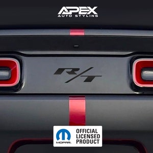 Può includere: Pannello auto nero con dettagli rossi e la scritta "R/T". L'immagine include anche il logo "Apex Auto Styling" e il logo "Official Licensed Product" di Mopar.