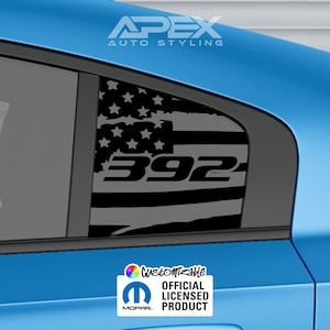 Può includere: Adesivo per finestrini nero e grigio con un design a bandiera americana e il numero "392". L'adesivo è su un finestrino di un'auto blu. Il testo "APEX AUTO STYLING" è in alto. Include il testo "PERSONALIZZABILE" e "PRODOTTO CON LICENZA UFFICIALE".