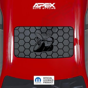 Puede incluir: Capó de coche rojo con un patrón de panal negro y un gráfico negro de una abeja de dibujos animados. El texto "APEX AUTO STYLING" está en la parte superior y el logotipo oficial de Mopar en la parte inferior.