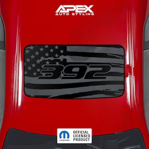 Può includere: Tetto di un'auto rosso con un design a bandiera americana nera e grigia e il numero "392". Il testo "APEX AUTO STYLING" è in alto e il logo del prodotto con licenza ufficiale Mopar in basso.