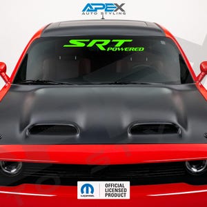 Puede incluir: Un coche rojo con capó negro y una pancarta verde "SRT POWERED" en el parabrisas. El coche tiene techo negro y espejos laterales rojos. La imagen también incluye el logotipo "Apex Auto Styling" y una insignia de "Producto con licencia oficial".