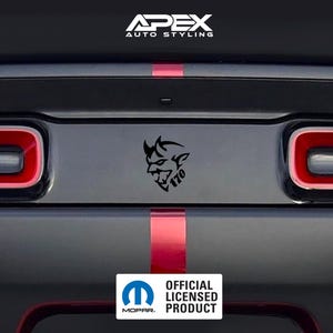Puede incluir: Primer plano de la parte trasera de un coche negro con detalles rojos y una franja negra. Un logotipo de diablo negro con el número 170 está centrado. El texto "OFFICIAL LICENSED PRODUCT" se muestra debajo del logotipo de Mopar. El logotipo de Apex Auto Styling está en la parte superior.