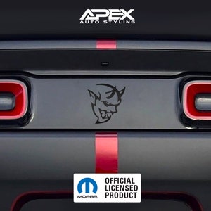 Può includere: Parte posteriore di un'auto nera con dettagli rossi e una striscia nera. Un adesivo nero di una testa di diavolo è sul pannello centrale. Il testo "APEX AUTO STYLING" è in alto. Il logo MOPAR e "OFFICIAL LICENSED PRODUCT" sono in basso.