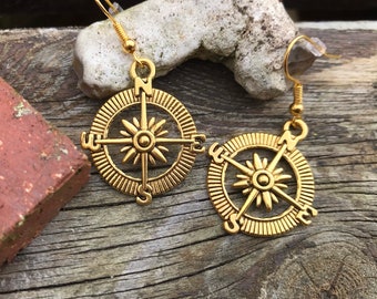 Goldene Kompassrose Ohrringe: Seine dunklen Materialien inspirierten Schmuck