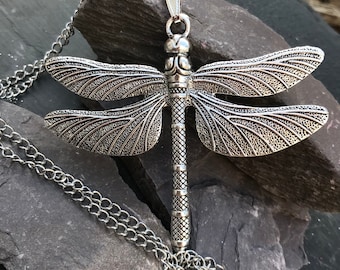 Grand collier à pendentif libellule steampunk : argent tibétain, chaîne de 50 cm (20 po.)