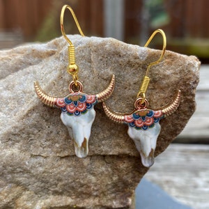 Emaille Kuh-Schädel Ohrringe: Mandala geschmückte Cowgirl Country und Western Themen Schmuck, Mandala gemusterte Kuhschädel Ohrringe