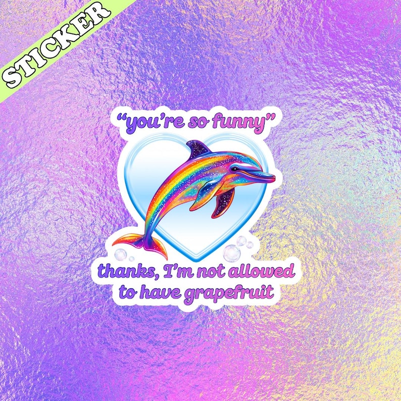 Peut inclure: Autocollant avec un dauphin aux couleurs de l'arc-en-ciel dans un c&oelig;ur, avec le texte "you're so funny" et "thanks, I'm not allowed to have grapefruit". Le mot "STICKER" est en haut &agrave; gauche. Fond iris&eacute;.