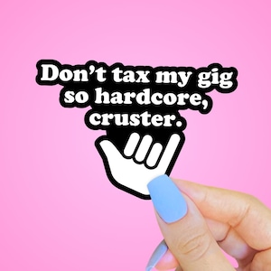 Pu&ograve; includere: Sticker bianco e nero con il testo "Don't tax my gig so hardcore, cruster." e una mano bianca che fa il segno shaka.