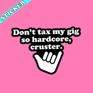 Pu&ograve; includere: Un adesivo rosa con testo nero che dice "Don't tax my gig so hardcore, cruster." Un gesto della mano bianco &egrave; sotto il testo.