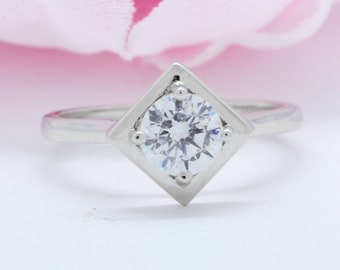 Round design Engagement Ring Simulated Cubic Zirconia 925 Sterling Silver