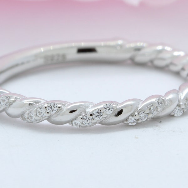 1/8 CT. T.W. Diamond Sideways Cross Wedding Band In Sterling Silver - Foto 4