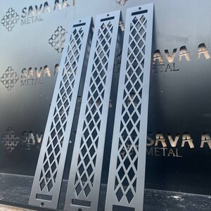 以下が含まれることがあります： ダイヤモンド型のカットアウトパターンが施された黒い金属パネルが3枚。パネルは縦に配置され、背景には「SAVA ART METAL」の文字が印刷されています。