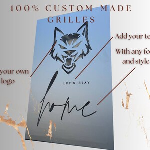 Puede incluir: Una parrilla de metal hecha a medida con una silueta de lobo y el texto "LET'S STAY HOME" en una fuente manuscrita. La parrilla se puede personalizar con tu propio logotipo y texto.