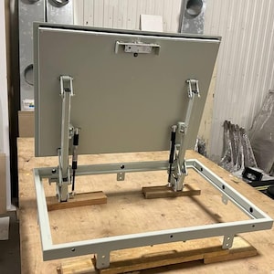 Handgefertigte Stahlbodenluke - Kundenspezifisches Design mit hochwertiger Handwerkskunst - Maßgefertigte Bodenzugangstür aus Stahl