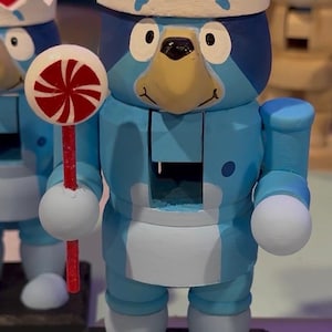 ¡Cascanueces Bluey pintado a mano! 19 cm de alto. ¡Pieza única y rara!
