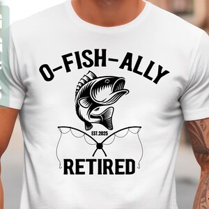 Könnte beinhalten: Weißes T-Shirt mit schwarzem Text, der "O-Fish-Ally Retired" lautet, und einer Schwarzweißillustration eines Fisches mit einer Angelrute und dem Text "Est. 2025".