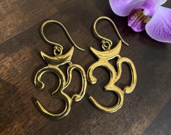 Spiritual Om Symbol Raw Brass Earrings, Sacred Aum Dangle Earrings, Boho Yoga Meditation Jewelry, Minimalist Sanskrit Charm Drop