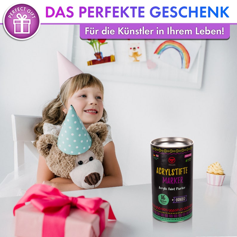 Puede incluir: Una lata negra y verde con el texto "VELLES ACRYLSTIFTE MARKER Acrylic Paint Marker 16 Farben + BONUS" en ella. La lata est&aacute; sobre una mesa blanca con una caja de regalo rosa y un oso de peluche que lleva un gorro de fiesta azul y blanco.