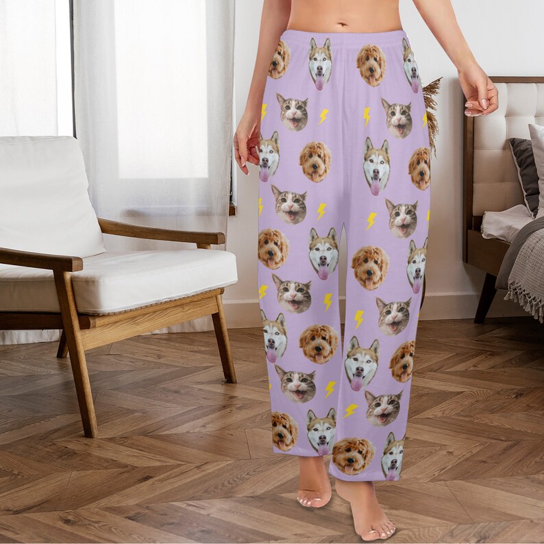 Peut inclure: Pantalon de pyjama violet avec un motif r&eacute;p&eacute;t&eacute; de visages de chiens et de chats. Les visages sont imprim&eacute;s dans une vari&eacute;t&eacute; de couleurs, notamment le brun, le blanc et le noir. Le pantalon a une taille &agrave; cordon et une coupe d&eacute;contract&eacute;e.